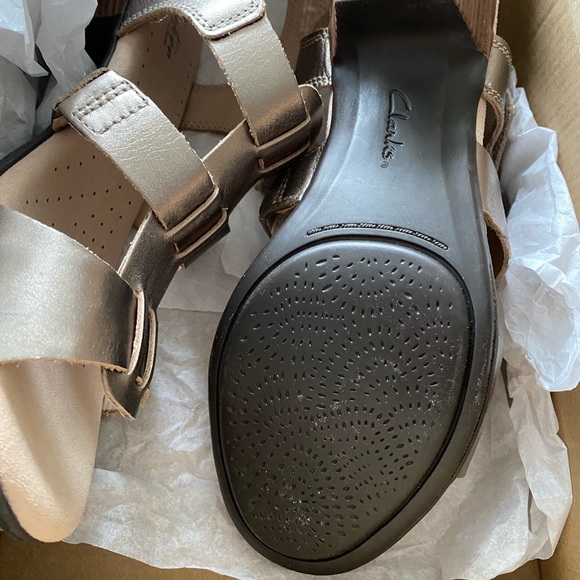 Brand-new Clarks metallic Sandals - Picture 3 of 4